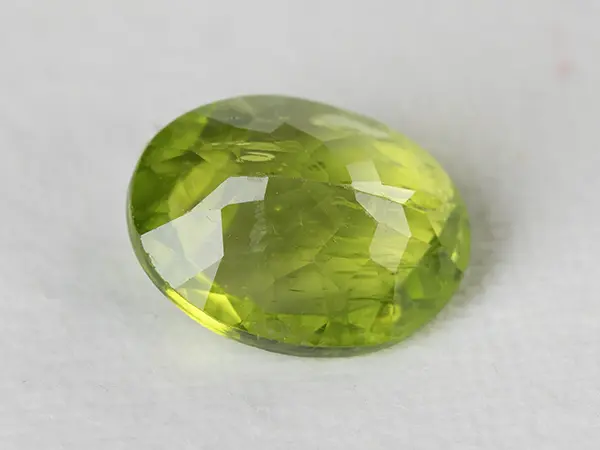 Peridot Stone 7.02 Carat (7.71 Ratti) 2 Peridot Stone 7.02 Carat (7.71 Ratti) side profile showing depth and crown-to-pavilion balance