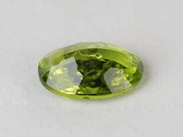 Peridot Stone 7.35 Carat (8.08 Ratti) 2 Peridot Stone 7.35 Carat (8.08 Ratti) pavilion facets and symmetry view