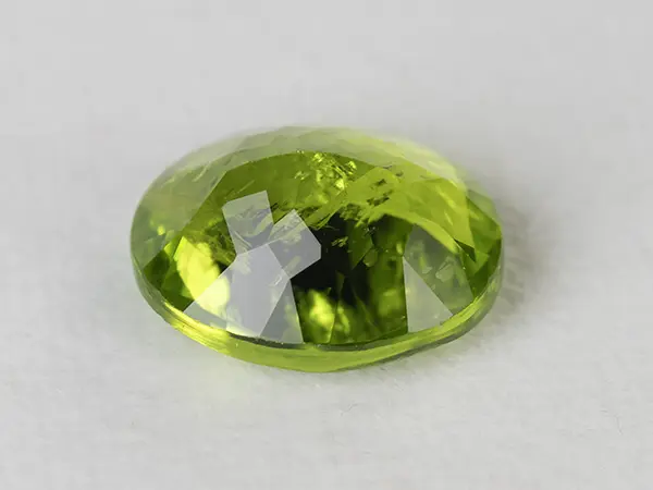 Peridot Stone 7.48 Carat (8.22 Ratti) 2 Peridot Stone 7.48 Carat (8.22 Ratti) back view with pavilion facets and symmetry
