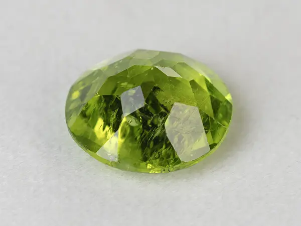 Peridot Stone 7.59 Carat (8.34 Ratti) 2 Peridot Stone 7.59 Carat (8.34 Ratti) pavilion facets and symmetry view