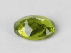 Peridot Stone 7.6 Carat (8.35 Ratti) pavilion facets and symmetry view
