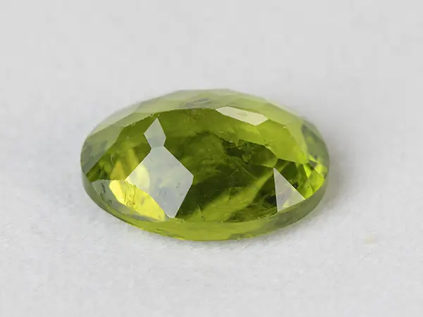 Peridot Stone 7.6 Carat (8.35 Ratti) 2 Peridot Stone 7.6 Carat (8.35 Ratti) pavilion facets and symmetry view