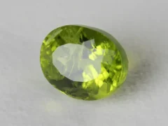 Peridot Stone 7.78 Carat (8.55 Ratti) side profile showing depth and crown-to-pavilion balance