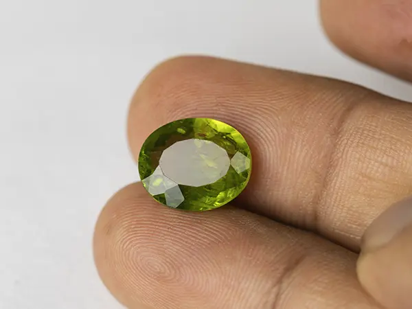 Peridot Stone 9.26 Carat (10.18 Ratti) 3 Peridot Stone 9.26 Carat (10.18 Ratti) in hand for true scale and color under light