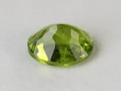 Peridot Stone 9.27 Carat (10.19 Ratti) pavilion facets and symmetry view
