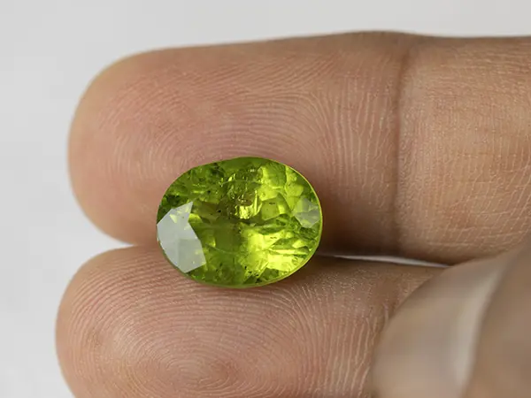 Peridot Stone 9.27 Carat (10.19 Ratti) 4 Peridot Stone 9.27 Carat (10.19 Ratti) in hand for true scale and color