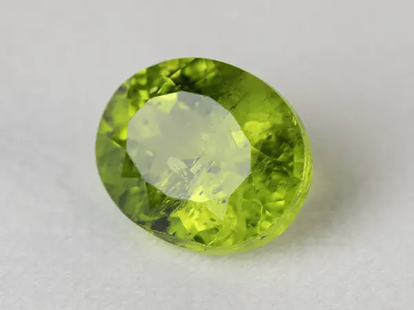 Peridot Stone 9.27 Carat (10.19 Ratti) 2 Peridot Stone 9.27 Carat (10.19 Ratti) side profile showing crown height and depth