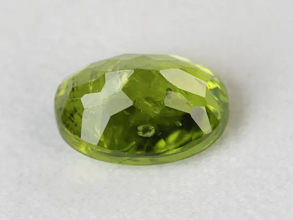 Peridot Stone 9.35 Carat (10.27 Ratti) 2 Peridot Stone 9.35 Carat (10.27 Ratti) pavilion facets and symmetry view