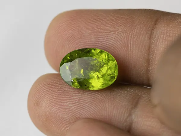 Peridot Stone 9.35 Carat (10.27 Ratti) 3 Peridot Stone 9.35 Carat (10.27 Ratti) in hand for true scale and color