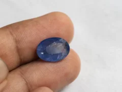 Ceylon Blue Sapphire 8.31 ct (9.13 Ratti) in hand for true scale and tone