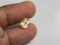 Ceylon Yellow Sapphire 3.64 ct (4.00 Ratti) in hand for true scale and tone