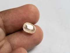 Ceylon Yellow Sapphire 5.48 ct (6.02 Ratti) in hand for true scale and tone