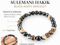 Infographic highlighting the natural Sulemani Hakik Black Agate 8mm bracelet features, including natural authentic bands of black, white, brown, and grey, and premium quality.