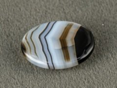 Sulemani Hakik 10.00 Carat back view showing flat underside and banding