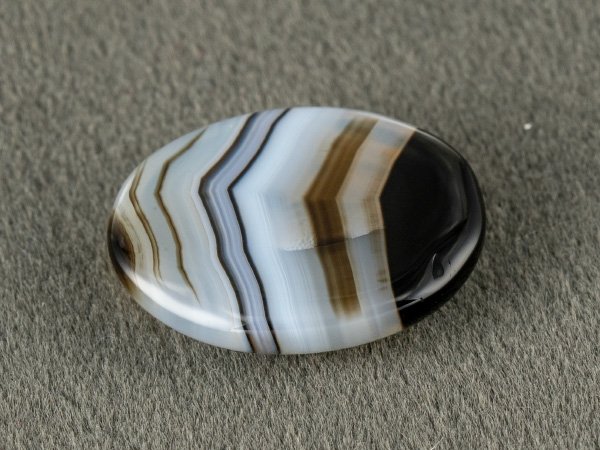 Sulemani Hakik 10.00 Carat back view showing flat underside and banding