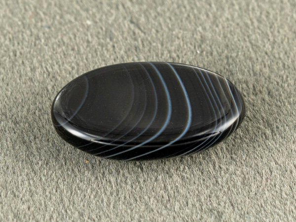 Sulemani Hakik 10.22 Carat back view showing flat underside and natural banding