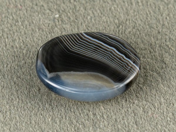Sulemani Hakik 10.30 Carat back view showing flat underside and banding