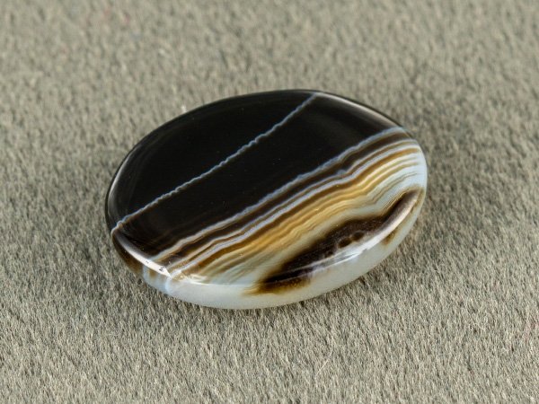 Sulemani Hakik 10.79 Carat back view showing flat underside and banding