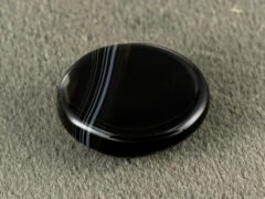 Sulemani Hakik 11.88 Carat back view showing flat underside and natural banding