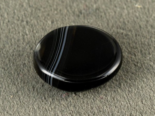 Sulemani Hakik 11.88 Carat back view showing flat underside and natural banding