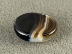 Sulemani Hakik 12.45 Carat back view showing flat underside and natural banding