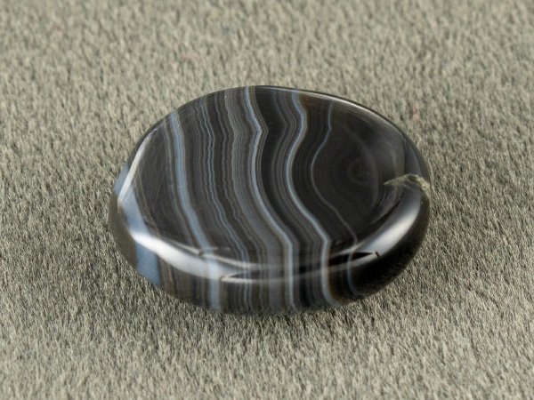 Sulemani Hakik 13.48 Carat back view showing flat underside and banding