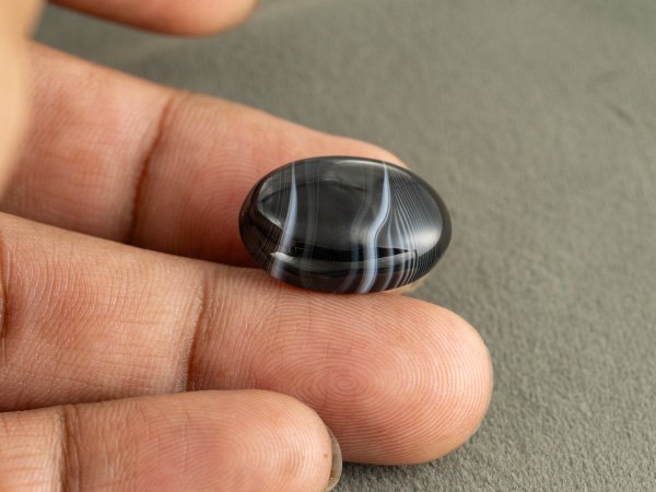 Natural Sulemani Hakik Agate Stone 16.34 Carat in hand for size reference