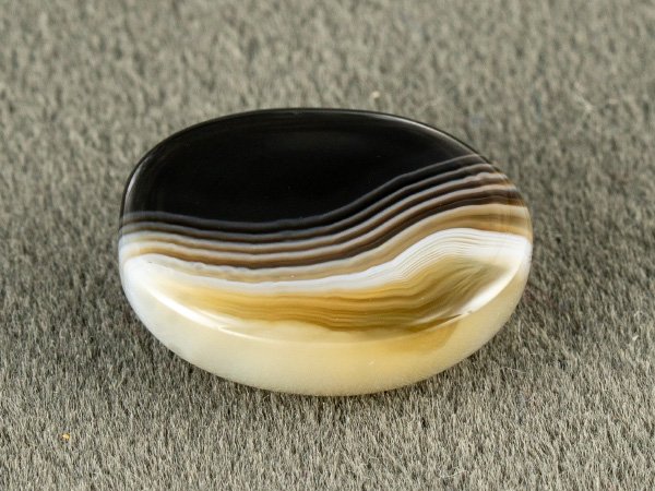 Sulemani Hakik 16.50 Carat back view showing flat underside and natural banding