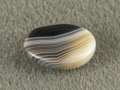 Sulemani Hakik 4.80 Carat back view showing flat underside and banding