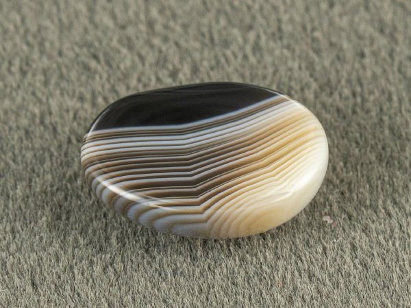 Sulemani Hakik 4.80 Carat back view showing flat underside and banding