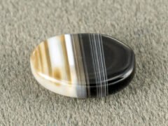 Sulemani Hakik 5.48 Carat back view showing flat underside and natural banding