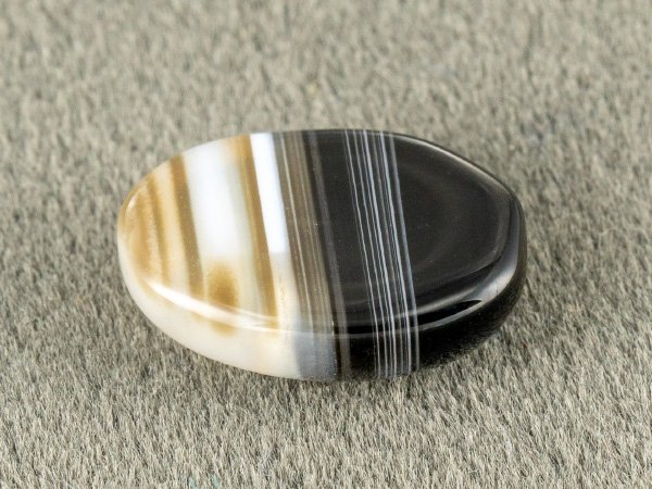 Sulemani Hakik 5.48 Carat back view showing flat underside and natural banding