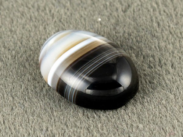 Sulemani Hakik 5.48 Carat side profile showing 4.8 mm cabochon depth