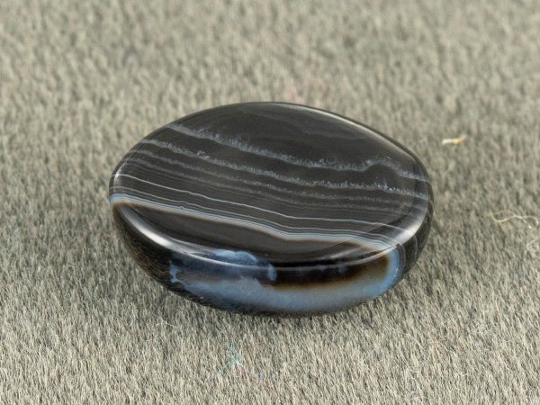 Sulemani Hakik 7.11 Carat back view showing flat underside and natural banding