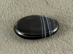 Sulemani Hakik 7.26 Carat back view showing flat underside and natural banding