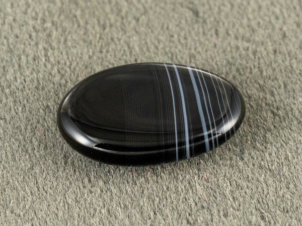 Sulemani Hakik 7.26 Carat back view showing flat underside and natural banding