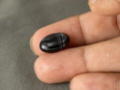 Sulemani Hakik 7.26 Carat in-hand size reference 17.3 x 11 mm