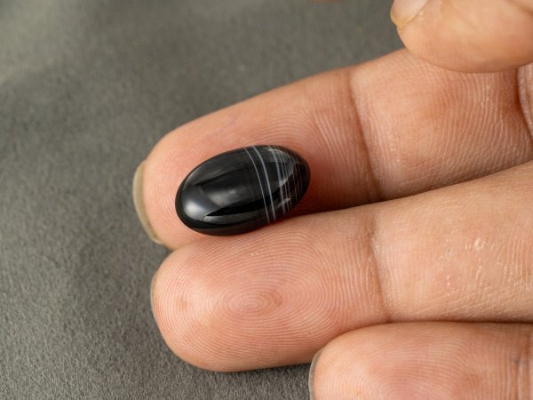 Sulemani Hakik 7.26 Carat in-hand size reference 17.3 x 11 mm