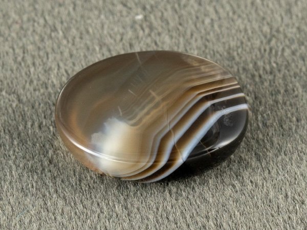 Sulemani Hakik 7.41 Carat back view showing flat underside and banding