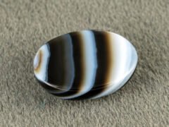 Sulemani Hakik 7.51 Carat back view showing flat underside and natural banding