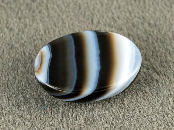 Sulemani Hakik 7.51 Carat back view showing flat underside and natural banding