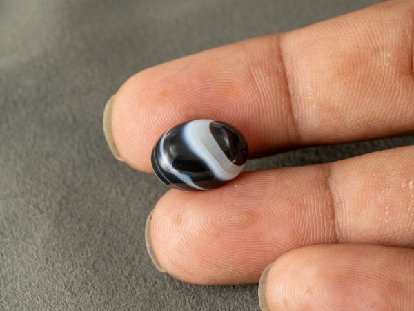 Sulemani Hakik 7.51 Carat in-hand size reference 15.4 x 11.5 mm