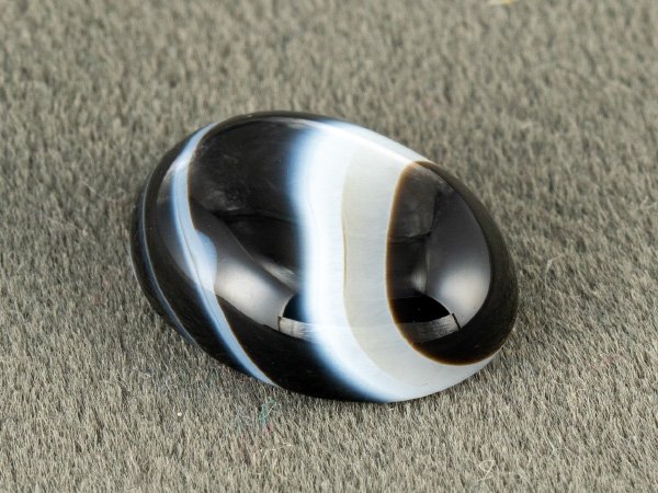 Sulemani Hakik 7.51 Carat side profile showing 5.2 mm cabochon depth