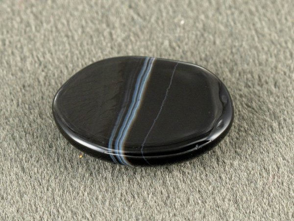 Sulemani Hakik 7.66 Carat back view showing flat underside and natural banding