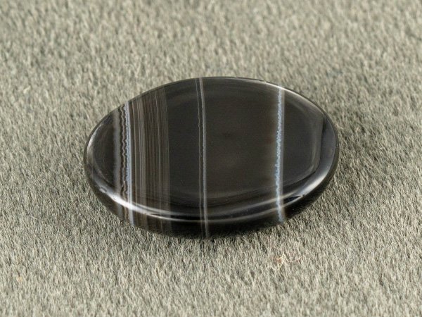 Sulemani Hakik 7.92 Carat back view showing flat underside and natural banding