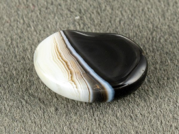 Sulemani Hakik 8.31 Carat back view showing flat underside and banding