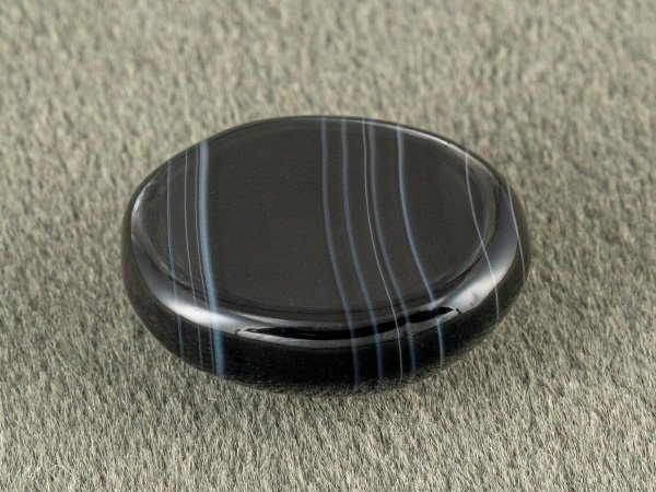 Sulemani Hakik 9.08 Carat back view showing flat underside and banding