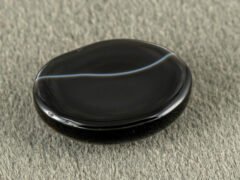 Sulemani Hakik 9.24 Carat back view showing flat underside and banding