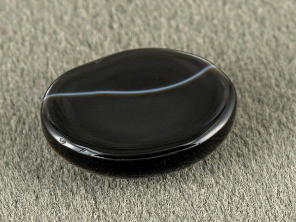 Sulemani Hakik 9.24 Carat back view showing flat underside and banding