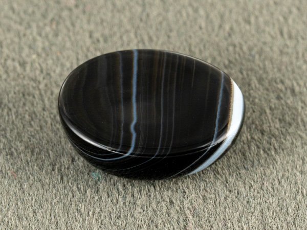 Sulemani Hakik 9.27 Carat back view showing flat underside and natural banding